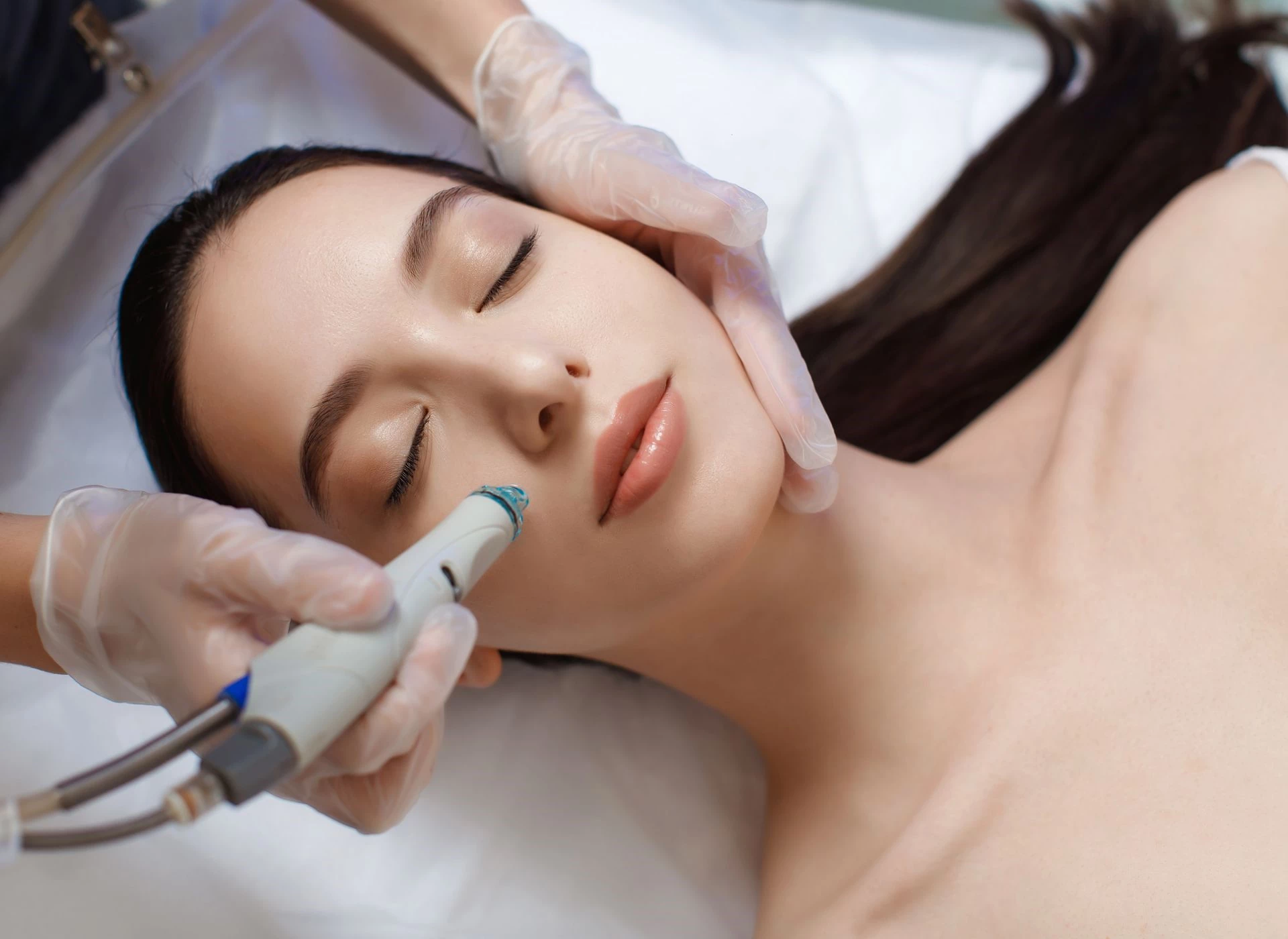 pani z&nbsp;zamkniętymi oczami na&nbsp;zabiegu kosmetycznym