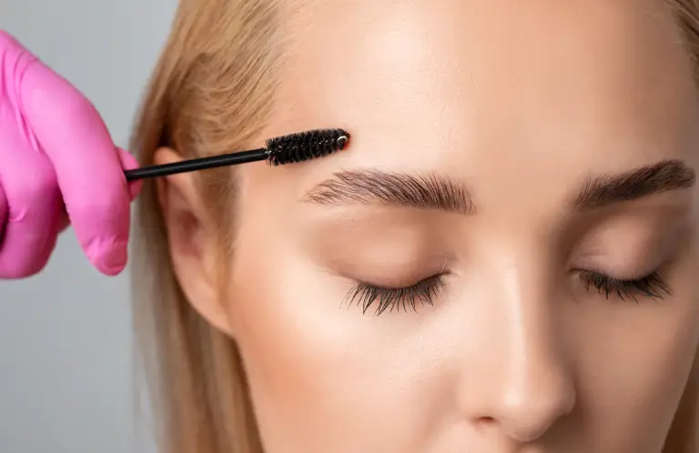 zabieg na&nbsp;twarz przy użyciu srebrnego urządzenia