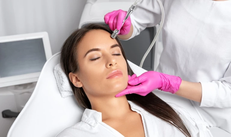 różowe lateksowe rękawiczki na&nbsp;dłoniach kosmetyczki